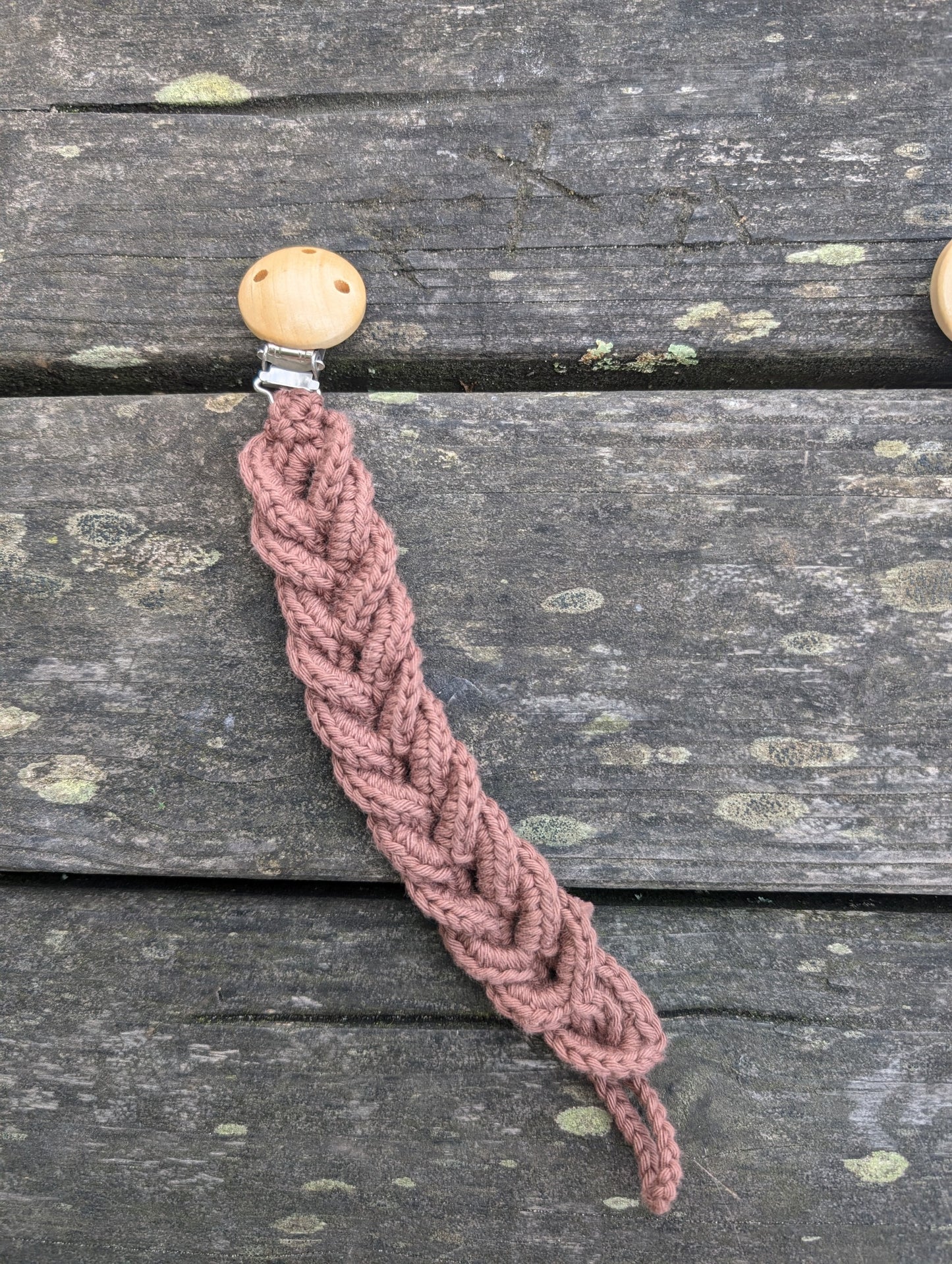 Attache tétine marron
