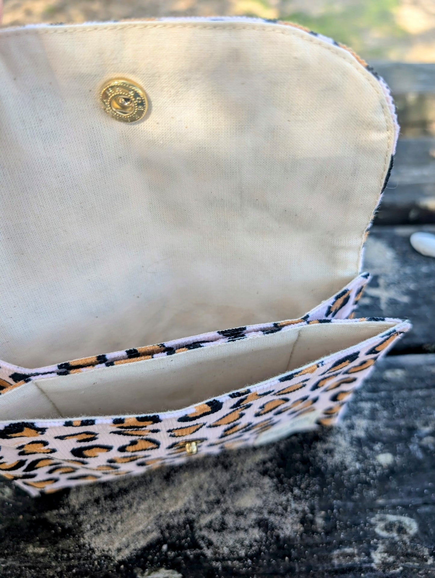La mini pochette velours léopard