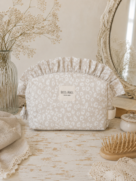 La trousse de toilette léopard beige