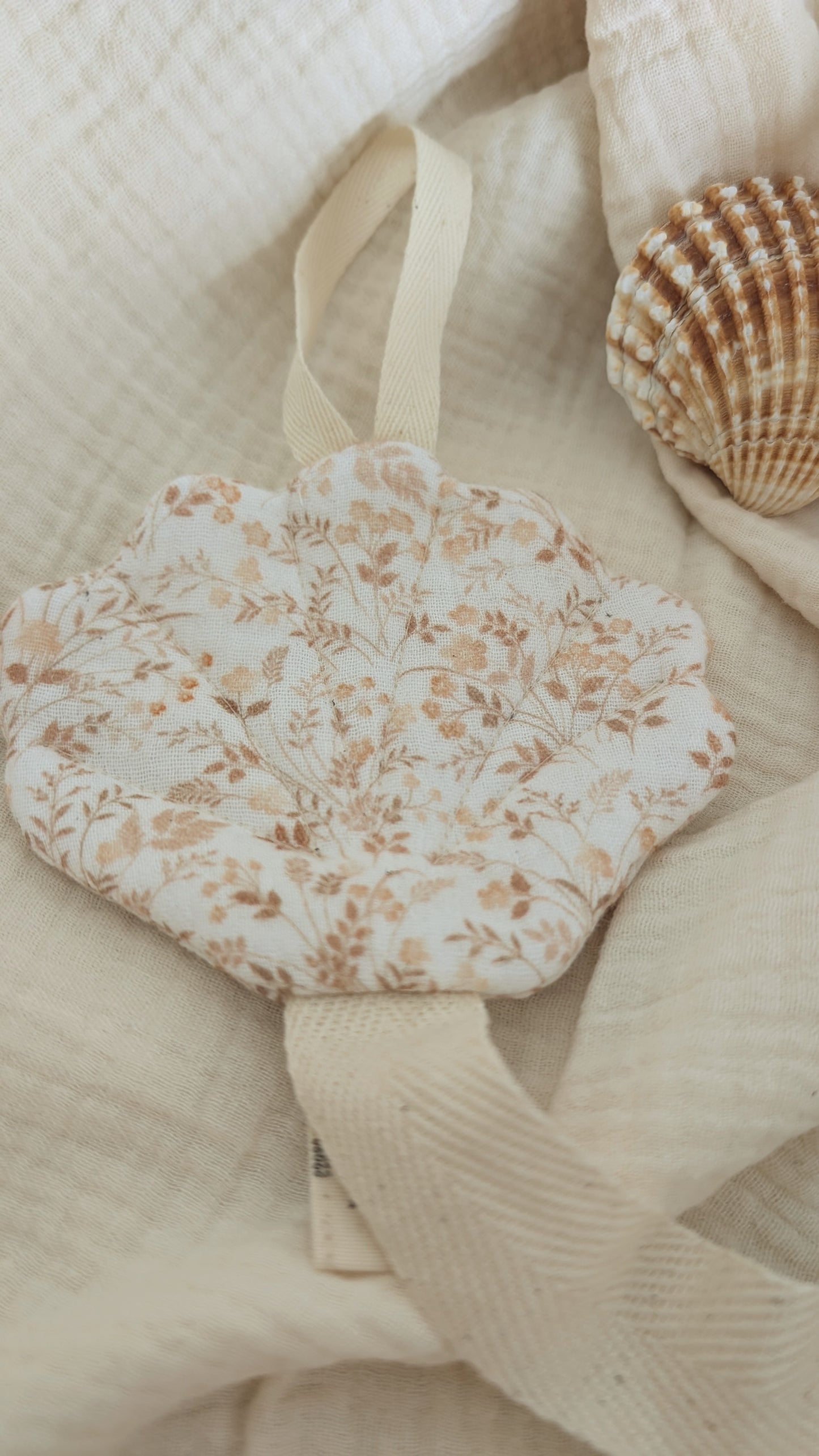 Attache tétine coquillage