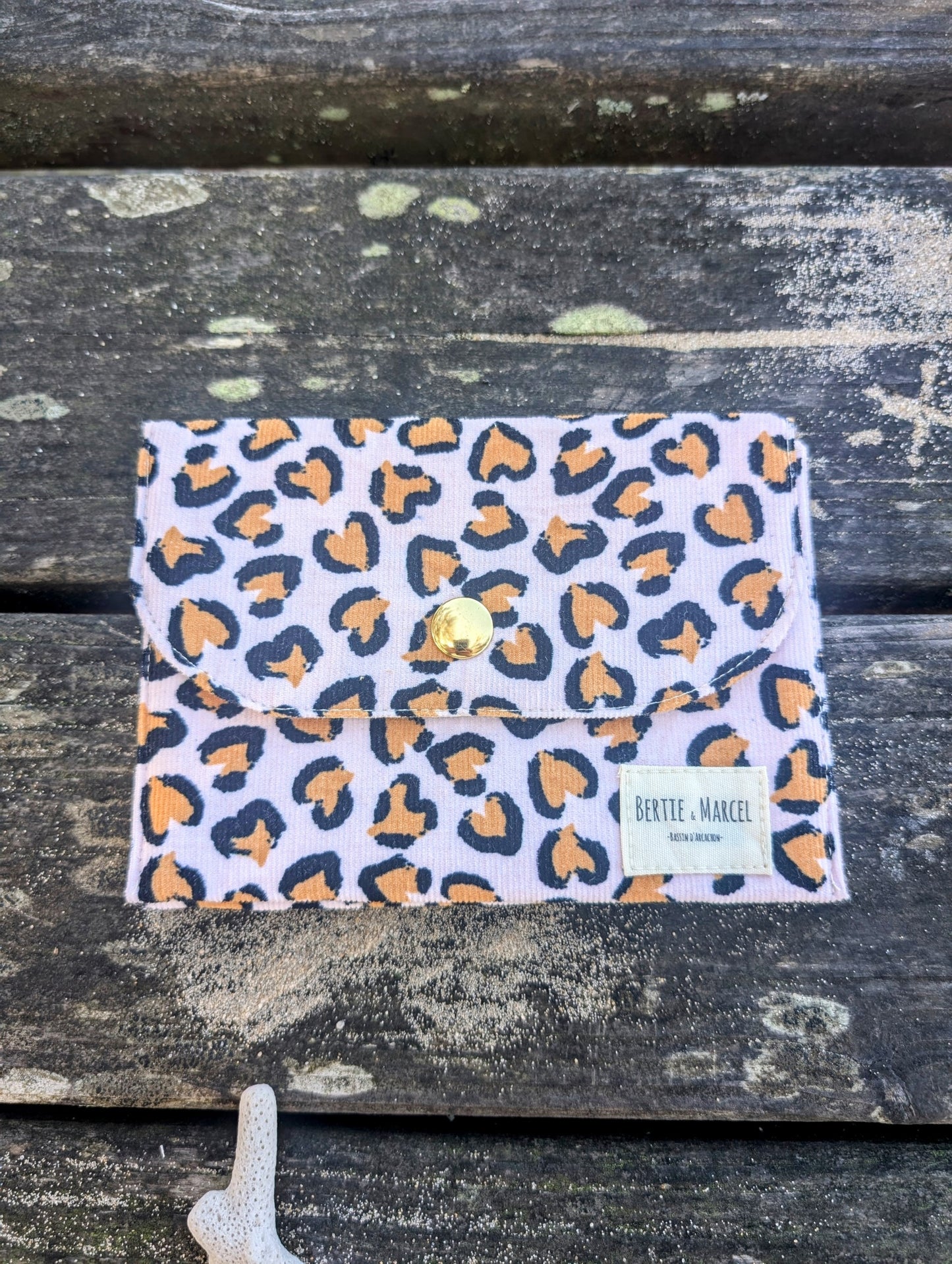 La mini pochette velours léopard