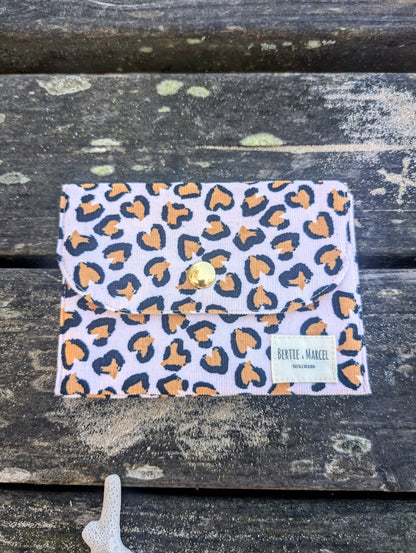 La mini pochette velours léopard