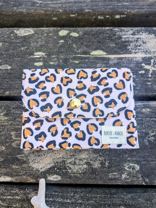 La mini pochette velours léopard