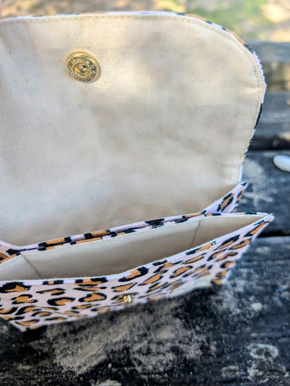 La mini pochette velours léopard