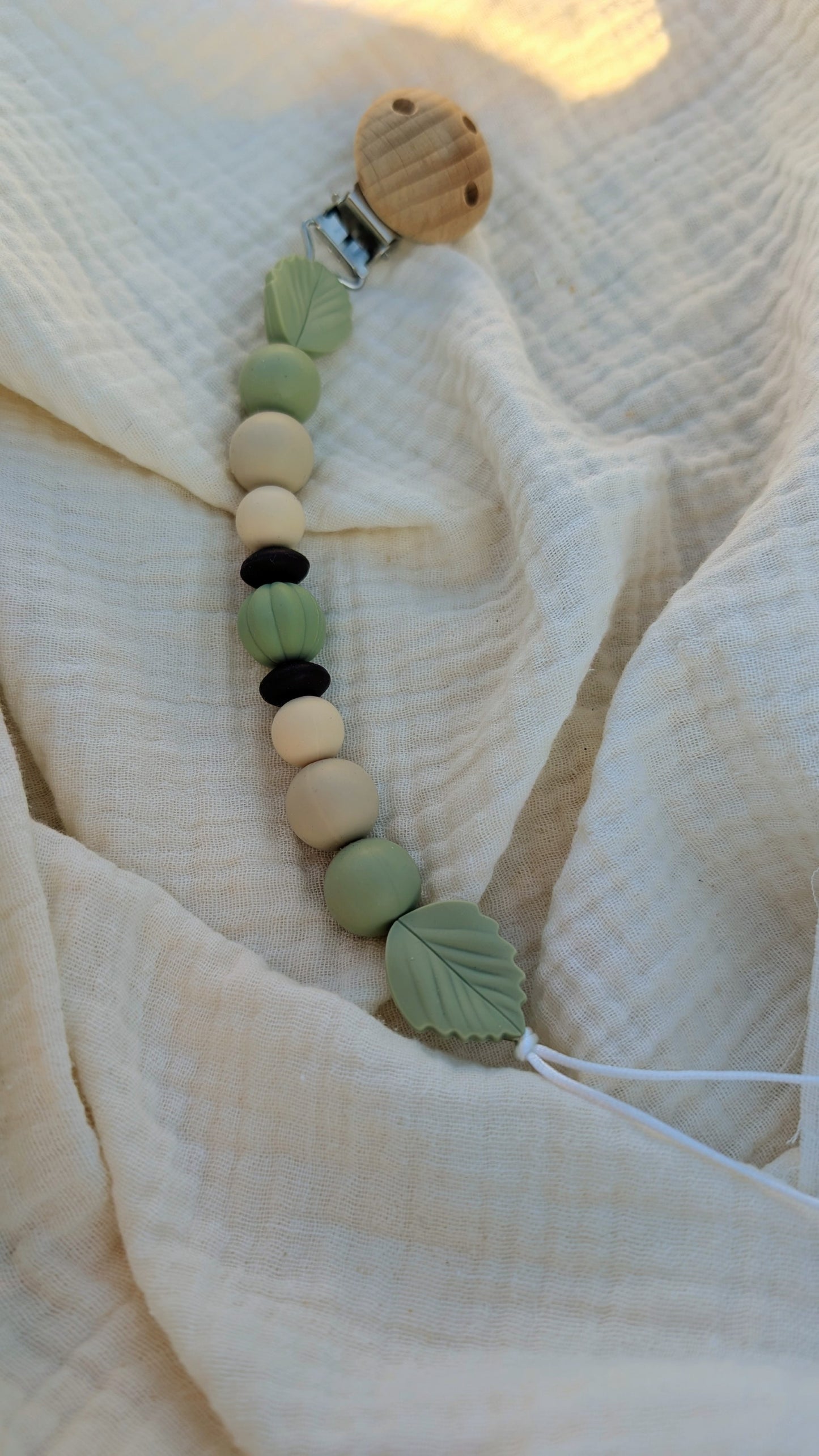 attache tétine feuille