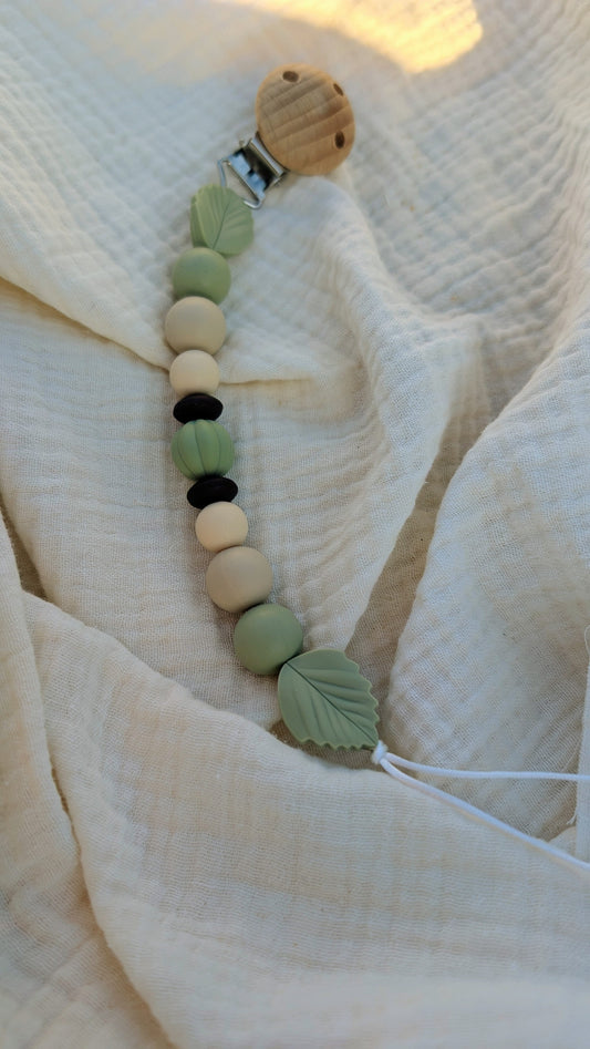 attache tétine feuille